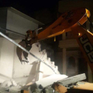 بالصور: السيد طارق ابن فرج من اللد يهدم بيته بنفسه تجنباً لدفع تكاليف الهدم 